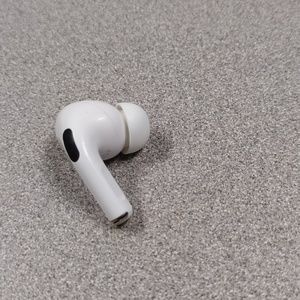 Right ear Apple AirPod pro